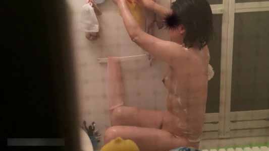 座ってカラダを洗っていた女子