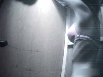 ビキニの女子が個室に入りました