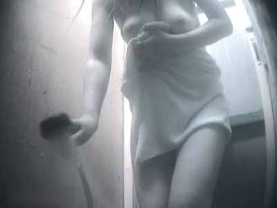 タオルを巻いて水分を拭き取っている女子