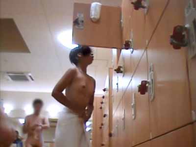 カラダを拭いて腰にタオルを巻いた日焼け跡バッチリな女子