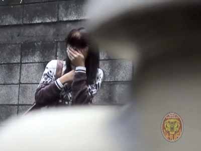 口を手で押さえて突然の出来事に動揺してます