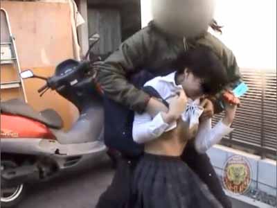 JKがおっぱい出されてます