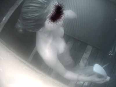 上から盗撮、おっぱい大きめ女子のシャワー