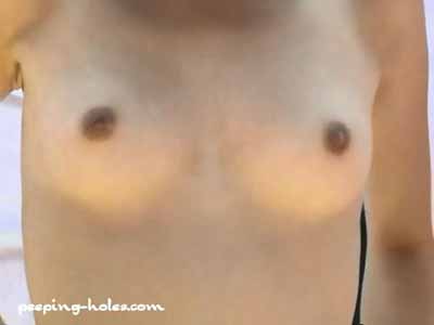 ブラを取って丸出しおっぱい