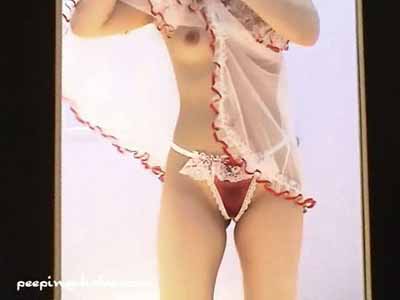 エッチなランジェリーを脱いでます