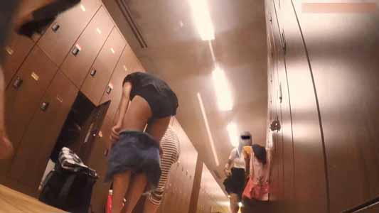 スカート下げて黒パンツの女子
