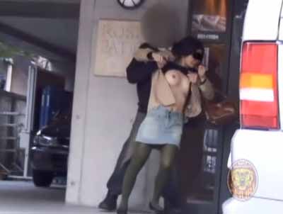 おっぱい出されて必死に逃れようとしている女子