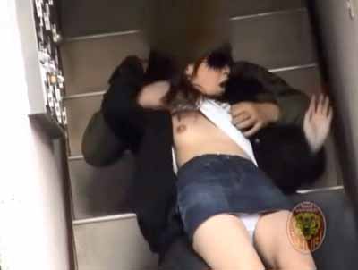 おっぱい出されパンツも見えてる女子