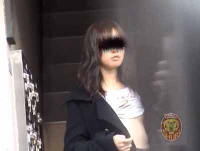 逃げたオトコの方をにらみつけてます