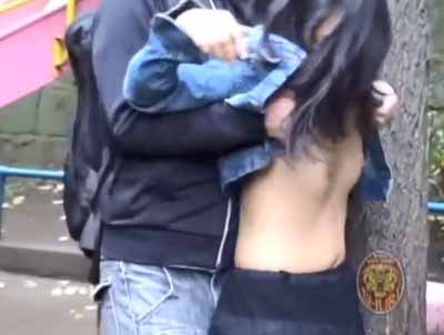 公園でメガネ女子がおっぱい出されてます