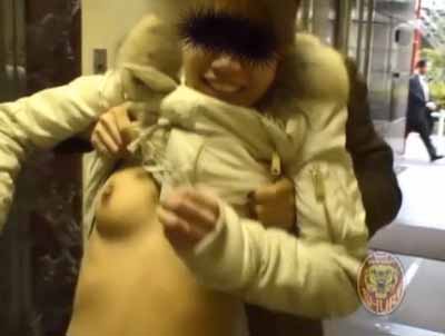 背後を取られおっぱい出されてる可愛い顔の女子