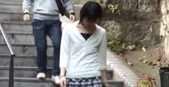 オトコが女子の背後から忍び寄ります