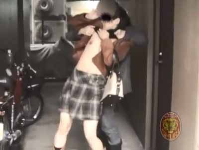 建物に連れ込まれおっぱい出されてます