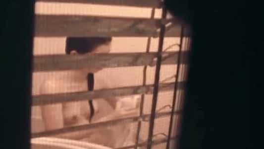 ブラインドのスキマから女子のハダカ