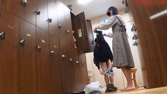 女子二人が水着に着替えてます
