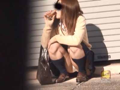 しゃがんで飲み物を飲むJKのお股から白パンツ