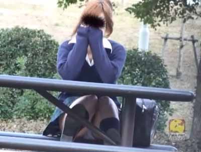 なにかを見ていてお股が疎かになっているJK