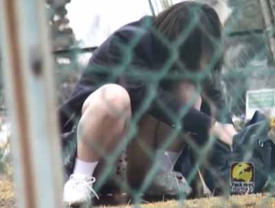 カバンからなにか取ろうとしておパンツ見えているJK