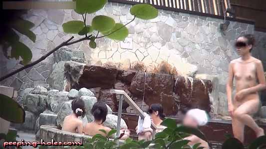 スリムな小胸女子がお湯から上がります