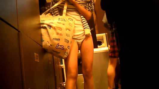 脱衣場の女子を盗撮してます