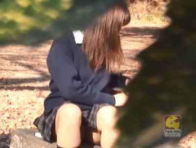 座ったJKのパンツが今にも見えそうです