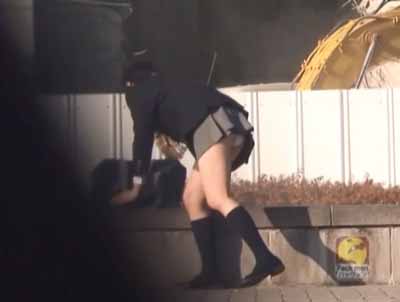 前かがみで白いパンツが見えてるJK