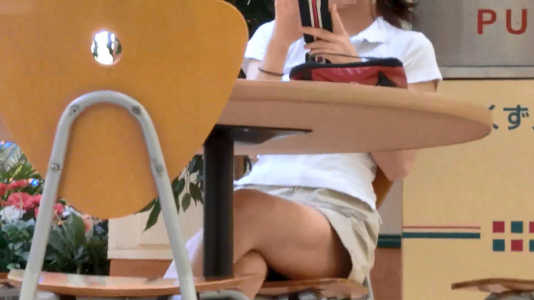 見えそうで見えないのもそそります