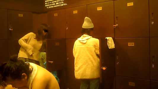 脱衣場で服を脱ぎ始める二人