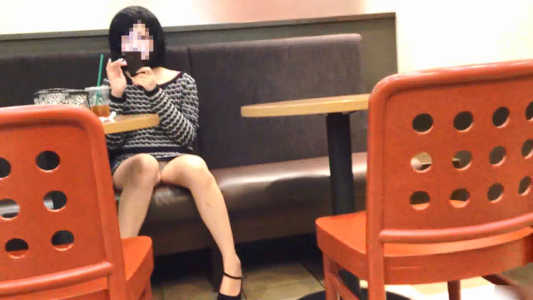 ミニスカである事を忘れているようです