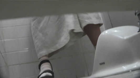 オシッコが済んでズボンを整えてます