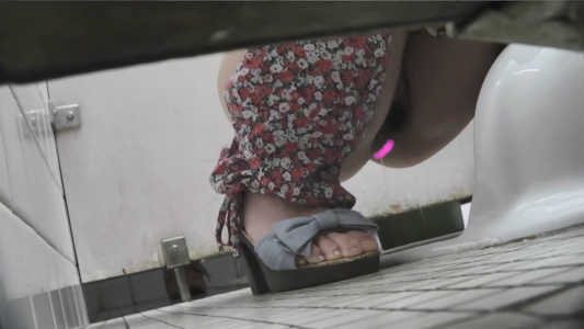 花柄ズボンの女子がオシッコしてます