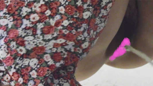 花柄ズボン女子のオシッコしているマンコにズーム