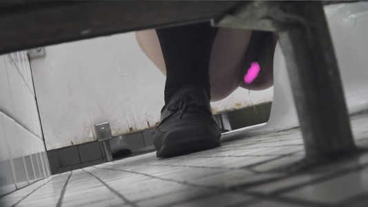 生理で汚れたマンコの女子