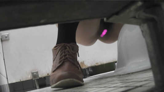 マンコ丸見え和式の便器、ワレメがバッチリ