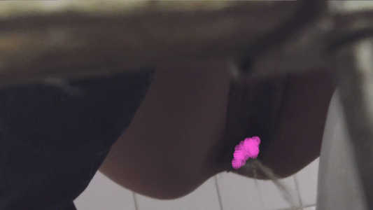 ワレメからオシッコが出てます