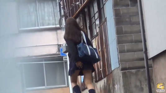 お尻を丸出しにされて逃げていくJK