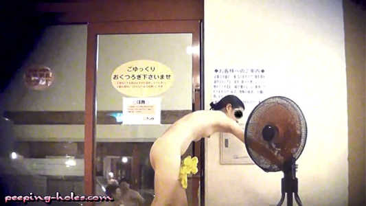 出入り口でおっぱい小さい女子を盗撮してます