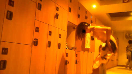 小ぶりなおっぱいの女子がカラダを拭いています