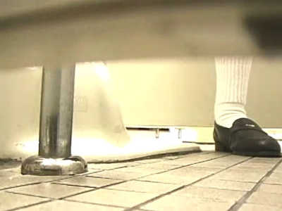 和式トイレの仕切りの下から盗撮してます