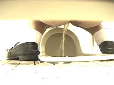 オシッコしている制服女子を後ろから盗撮してます