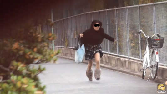 パンツ丸出しのスカートめくりをされ怒って逃げたオトコを追いかけ始めた女子