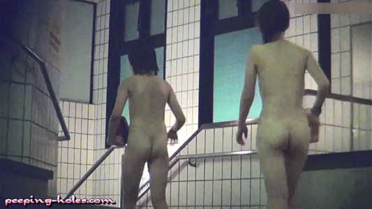 女風呂内の通路を裸で歩いている女子の後ろ姿