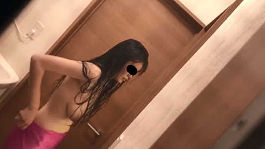 おっぱいがデカすぎて水平を維持できないおっぱいの女子