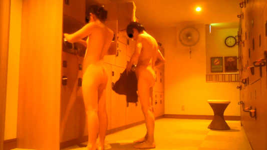 スッポンポンで風呂から上がってきた女子二人