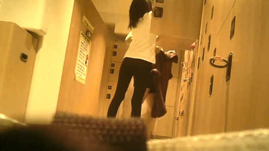 ロッカーの前で脱いでいる女子