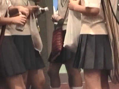 制服女子たちがローカでだべってます