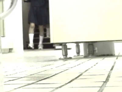 トイレに向かってくる制服女子