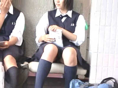 JKのパンチラを盗撮してます