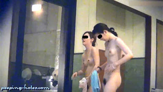 風呂場へ向かう二人の女子