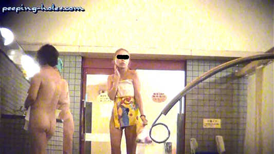 茶髪女子タオルで前を隠してます